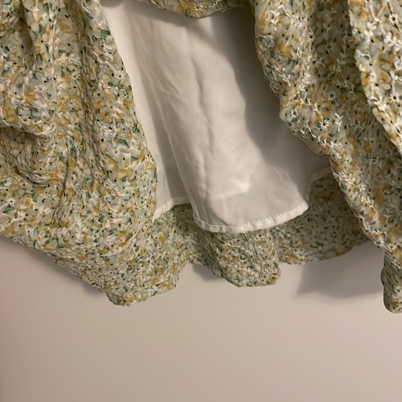 Urban Revivo ASOS - Frill Neck Floral Dress in Green - Picture 7 of 8